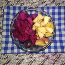 Tata buah naga, apel dan Anggur dalam mangkuk saji.