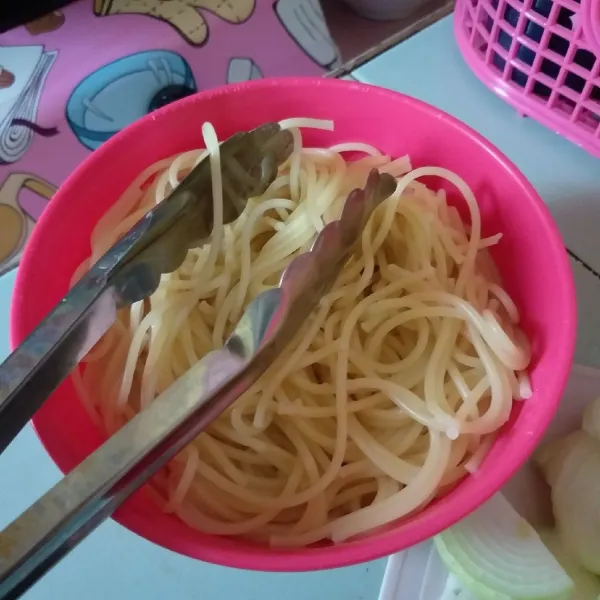 Rebus spaghetti hingga lunak, sisihkan.