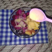 Tuang atau Masukan campur susu dan mayonaise kedalam mangkuk berisi buah.
