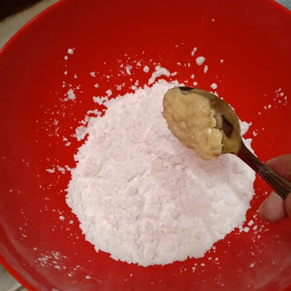 Siapkan tepung tapioka lalu campurkan bawang putih halus dan sedikit garam.