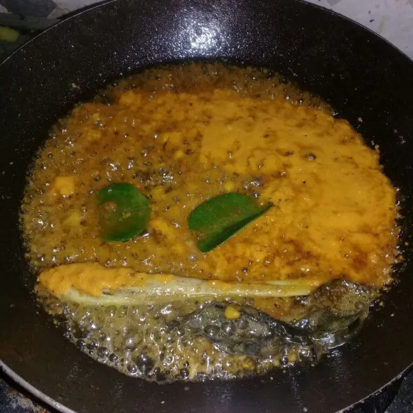 Tumis bumbu halus, sereh, daun jeruk, dam daun salam hingga layu.