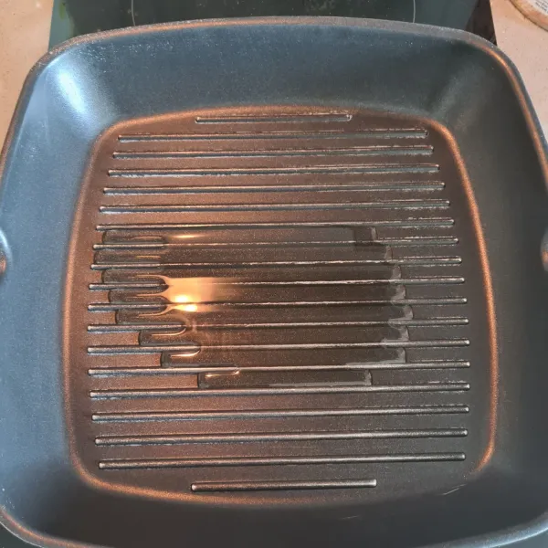 Panaskan minyak goreng di panggangan atau penggorengan bentuk grill.