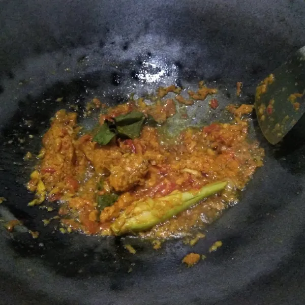 Tumis bumbu halus sampai harum. Tambahkan gula pasir, garam dan kaldu bubuk.