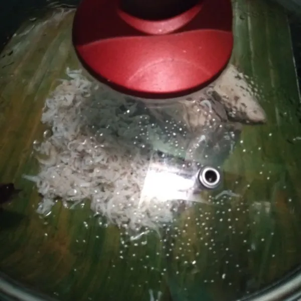 Cuci ikan teri dan tonggkol lalu kukus selama 15 menit. Setelah dingin suwir kasar ikan tongkol.