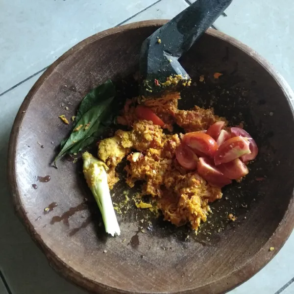 Haluskan bumbu-bumbu.