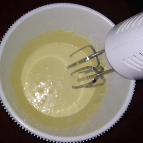 Kocok dengan mixer telur, gula, margarin, dan kocok hingga mengembang.