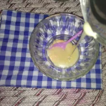Campur mayonaise dan susu kental manis.
