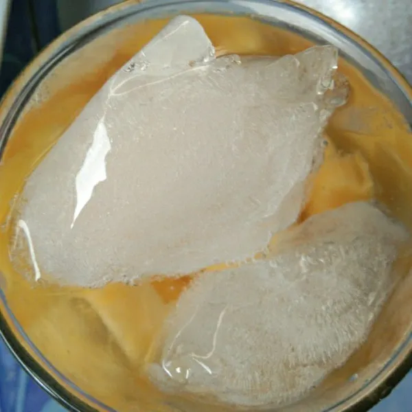 Tambahkan es batu. Siap dinikmati.