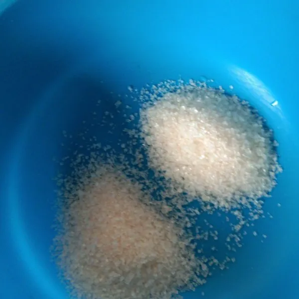 Dalam mangkuk tuang gula pasir.