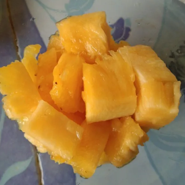 Tuang nanas dalam gelas saji.