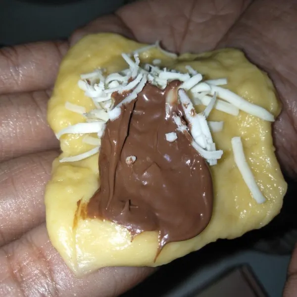 Bagi adonan masing masing menjadi @30 gr kemudian beri isian keju dan nutela.