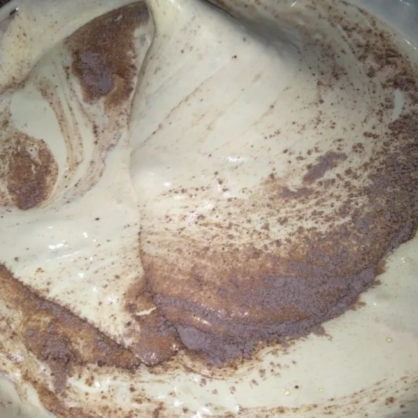 Masukkan tepung, cokelat, susu, maizena, vanili dan pasta aduk balik hingga tercampur rata.