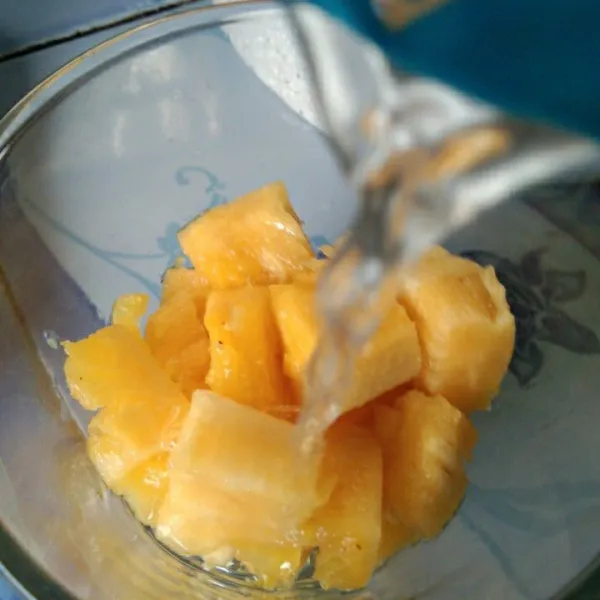 Beri larutan air gula mint.