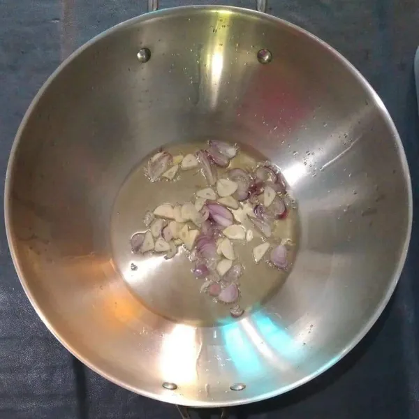 Siapkan wajan tuang minyak goreng panaskan, tumis bawang merah dan bawang putih sampai harum.