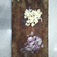 Cacah kasar bawang putih dan bawang merah.