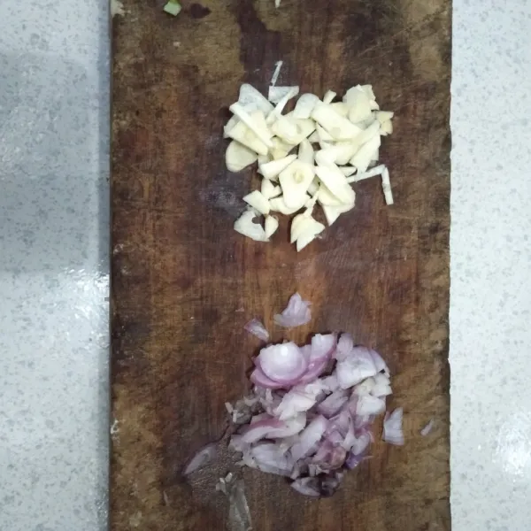 Cacah kasar bawang putih dan bawang merah.