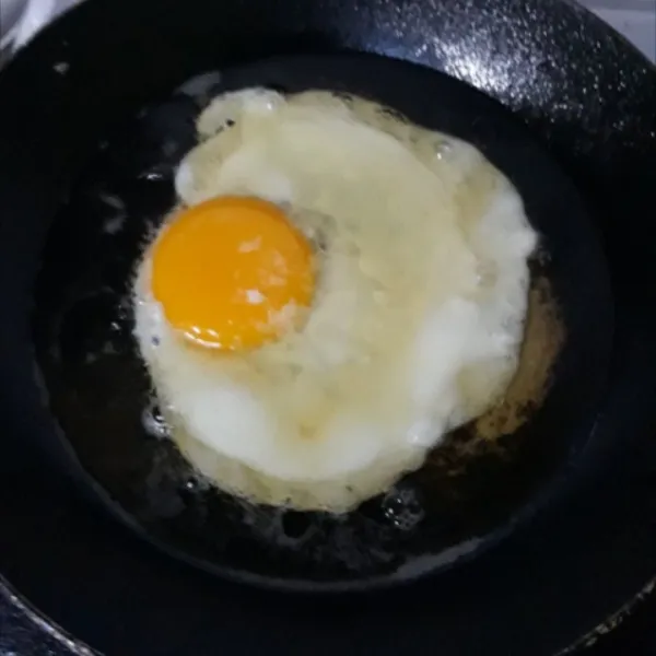 Goreng telur ayam. Sisihkan.