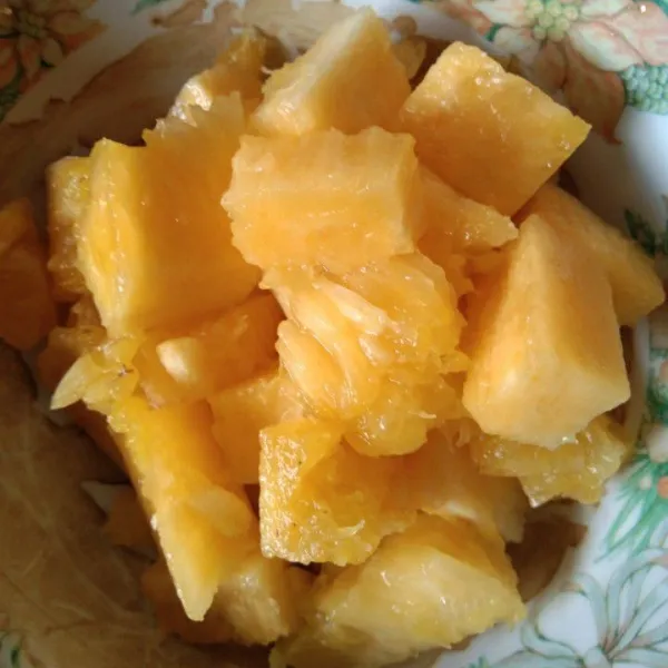 Potong dadu nanas.