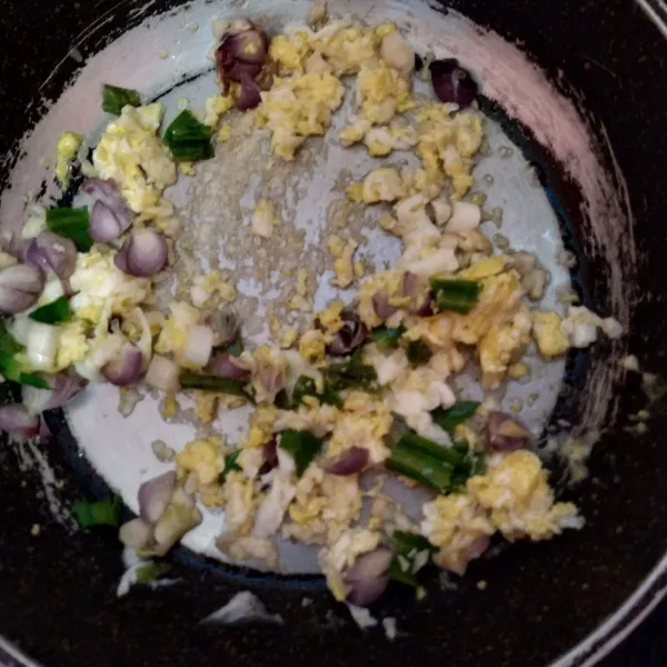Tumis bawang merah, bawang putih dan daun bawang. Setelah itu, masukkan telur orak-arik.