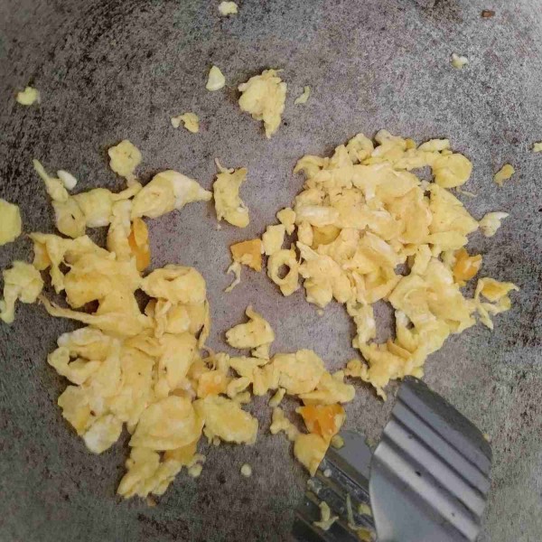 Orak-arik telur sampai matang lalu sisihkan.