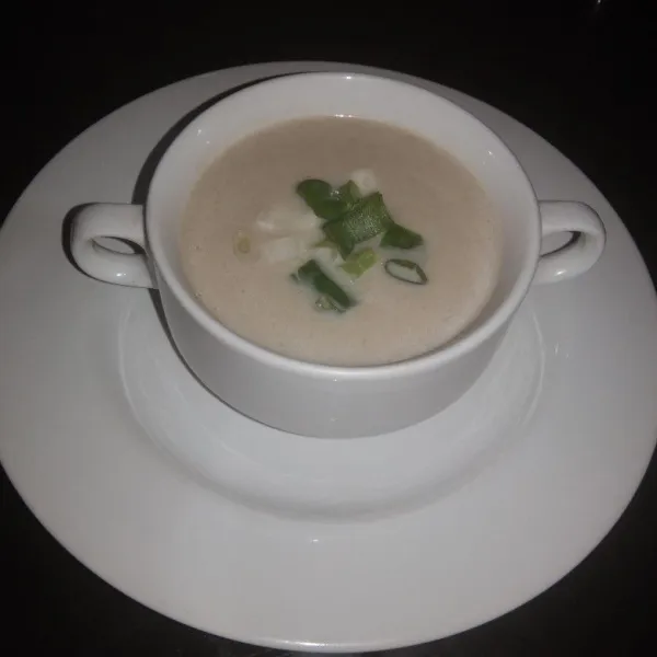 Mushroom cream soup siap disajikan