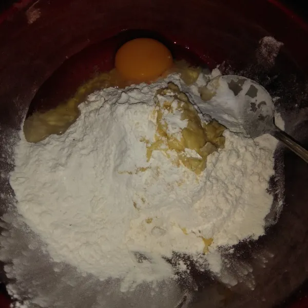 Siapkan tepung, tambahkan telur dan bumbu adonan yg telah dihaluskan.