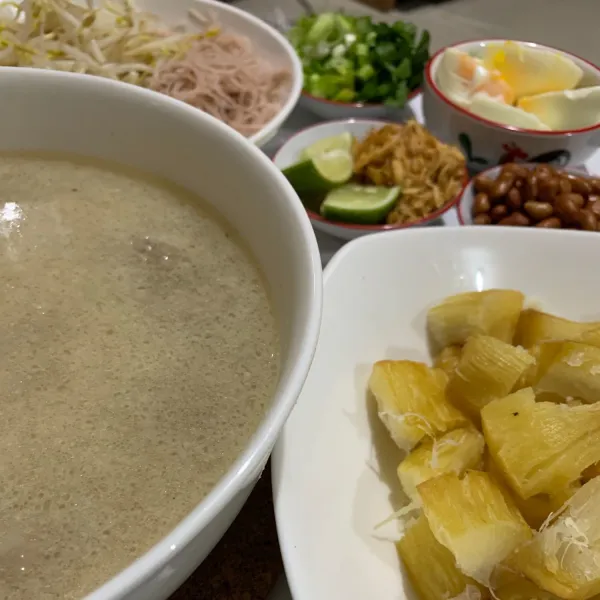 Makanan siap disantap dengan mencampur semua bahan dalam mangkuk sup ditambah dengan pelengkap. Untuk 4 porsi