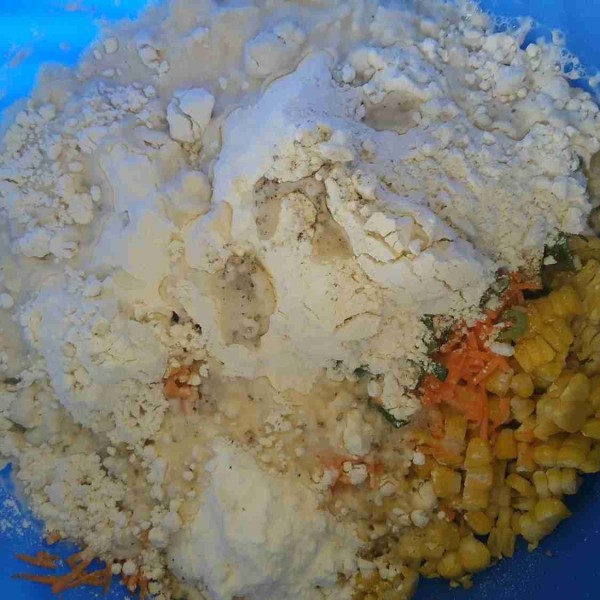 Lalu masukkan tepung terigu, tepung maizena, gula, garam, lada, bawang merah dan bawang putih yang sudah dihaluskan.