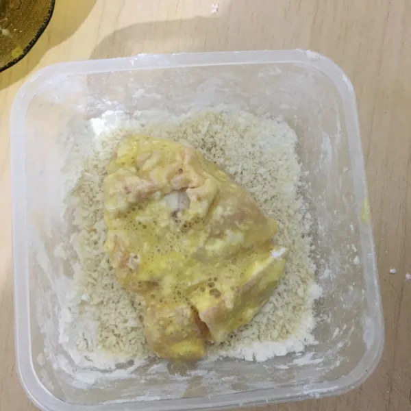 Kemudian masukan kedalam tepung panir/roti.