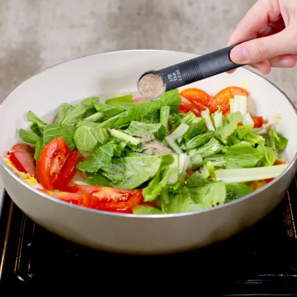 Masukkan tomat, sawi, air, garam, kaldu bubuk, lada, dan misoa.