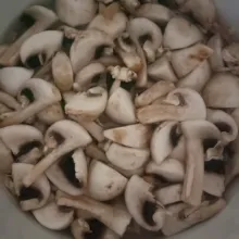 Potong jamur kancing lalu cuci bersih
