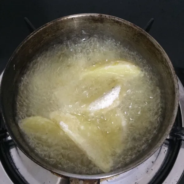 Panaskan minyak lalu goreng kentang hingga kuning keemasan.