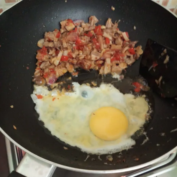 Ketepikan daging ke pinggir wajan, masukkan telur buat orak-arik.