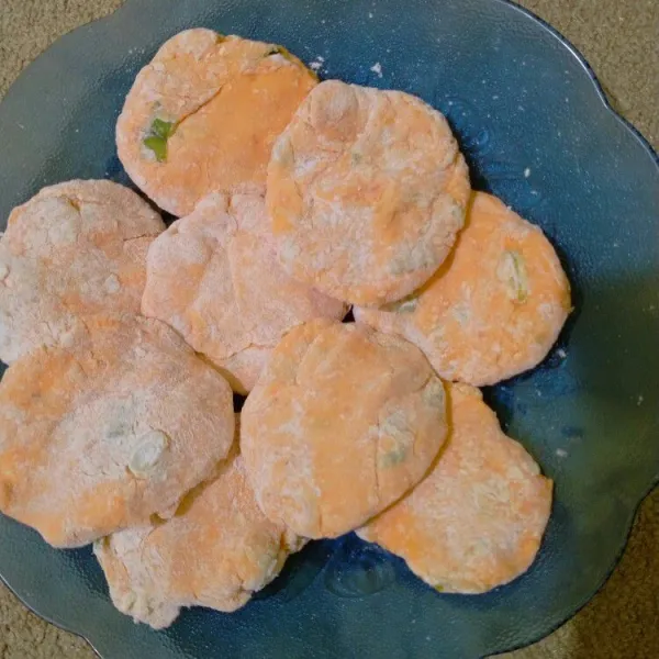 Bentuk adonan kemudian pipihkan