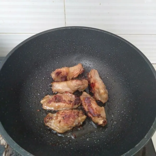 Panggang ayam di teflon dengan sedikit minyak hingga kecokelatan, angkat