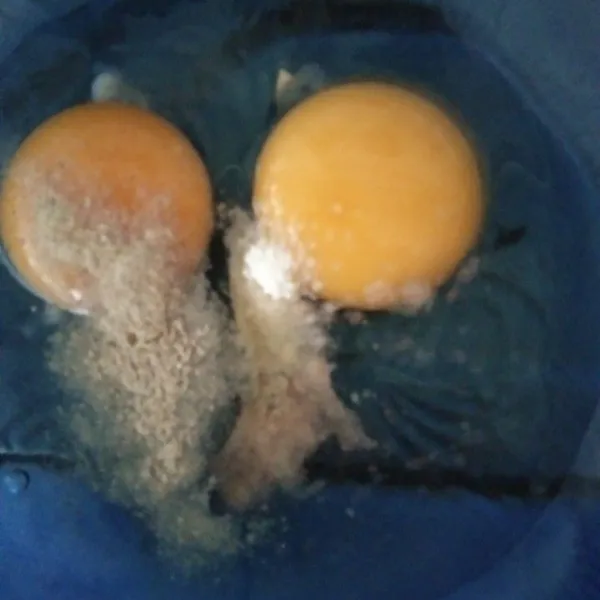 Siapkan wadah, kocok lepas telur beserta garam, kaldu bubuk, dan merica bubuk