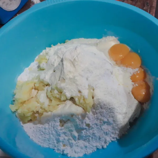 Campur terigu, kentang, susu, gula, kuning telur & larutan ragi. uleni hingga rata.