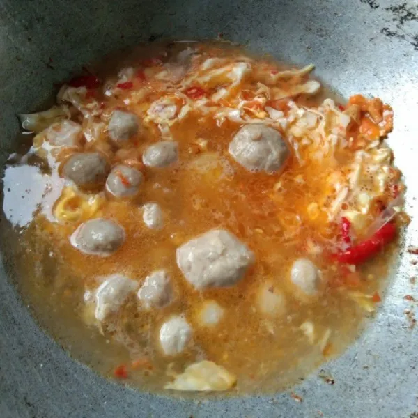 Tambahkan air, garam, merica bubuk, kaldu jamur dan bakso masak hingga bakso mengapung.