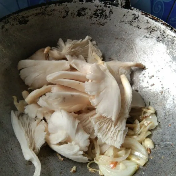 Masukan jamur tiram, masak hingga jamur layu.