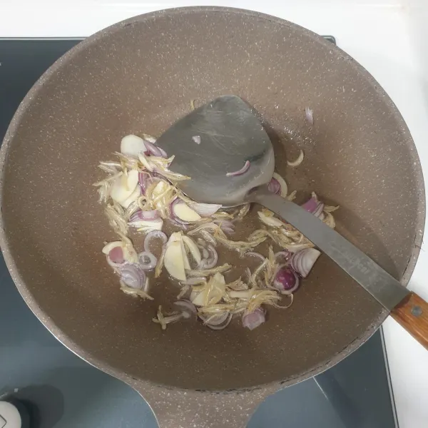 Panaskan minyak sayur tumiskan bawang merah, bawang putih dan ikan teri, sampai harum.