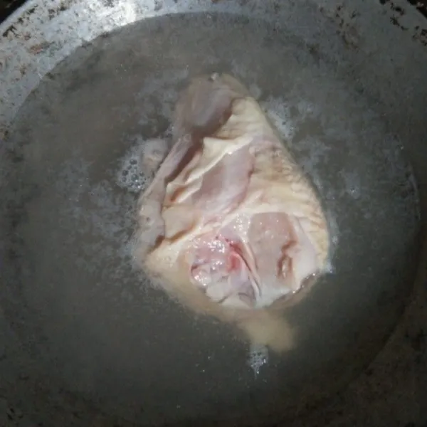 Rebus ayam hingga matang, angkat dan dinginkan