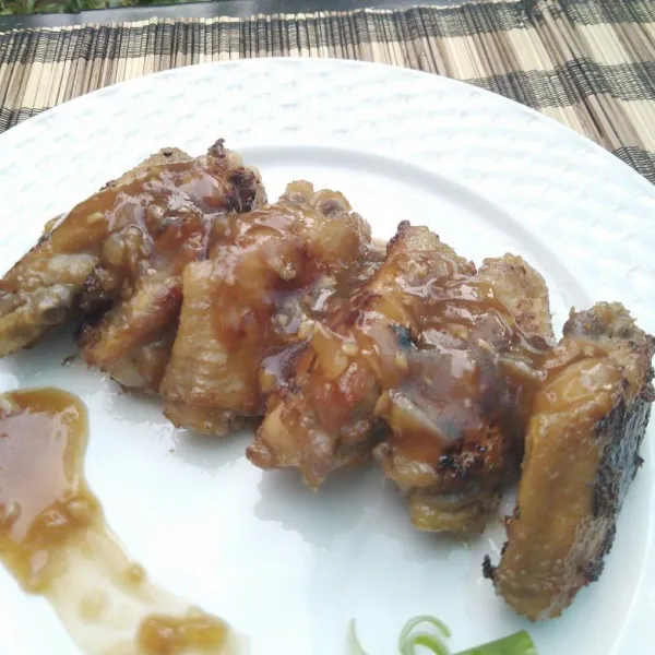Penyajian: sajikan chicken wing dengan saus teriyaki