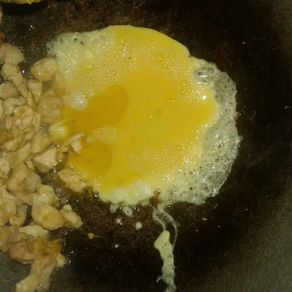 Tambahkan sedikit minyak goreng, lalu masukkan kocokan telur. Buat telur orak arik.
