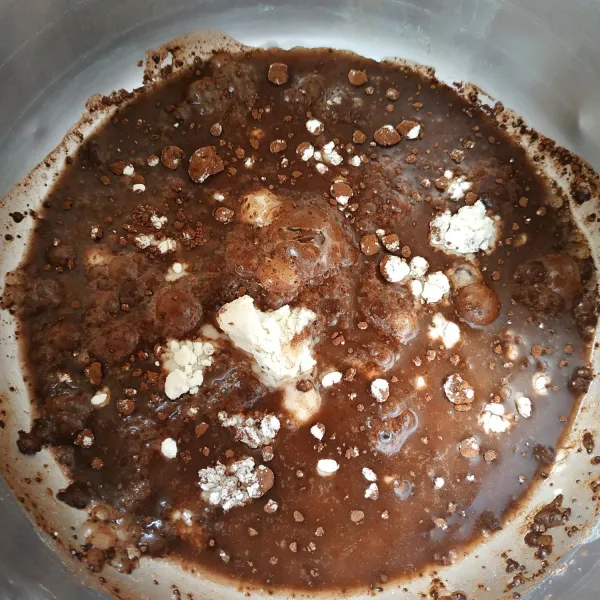 Siapkan panci, campur jadi satu tepung terigu, coklat bubuk, kental manis, gula dan air.