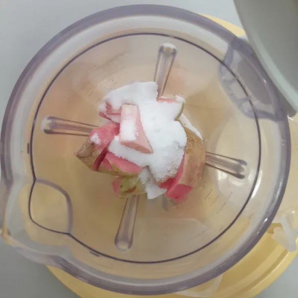 Potong-potong jambu batu merah, dan masukan gula pasir kedalam blender.