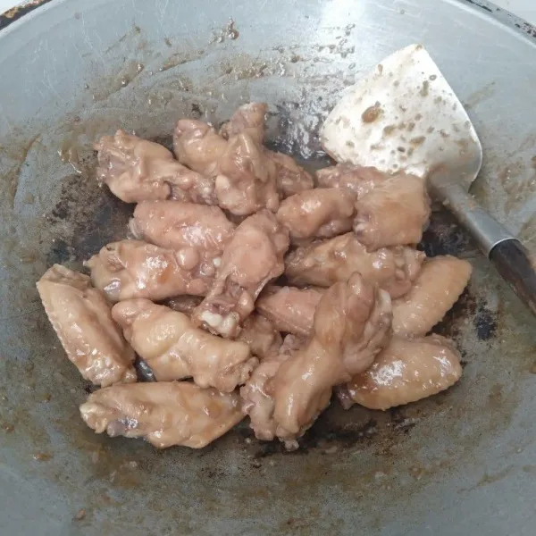 Tuang ayam ke wajan lalu tambahkan air dan masak atau ungkep hingga mendidih dan kering, angkat