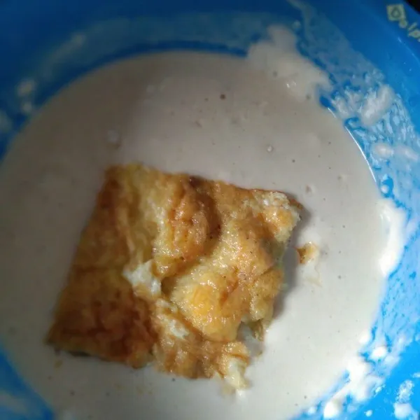Celupkan telur dadar pada adonan tepung basah