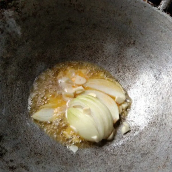 Panaskan margarin, tumis bawang putih dan bawang bombay hingga harum