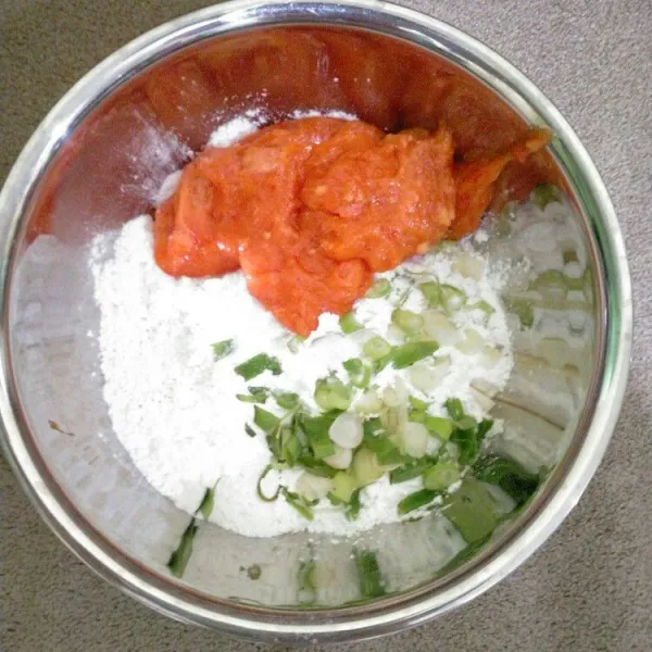 Siapkan baskom, masukkan 12 sdm tepung tapioka, biang, daun perai, dan garam. Aduk rata