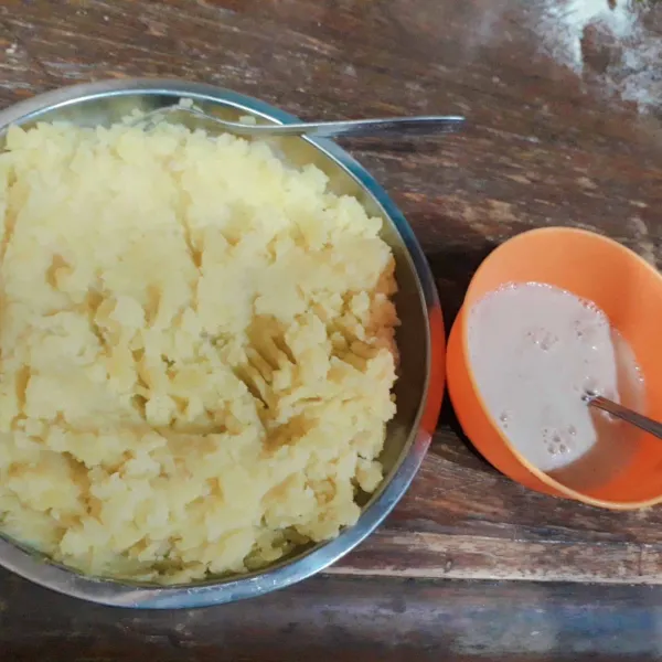 Kukus kentang hingga matang, haluskan dg garpu. campur ragi & sir hangat, diamkan 10 menit hingga berbusa.
